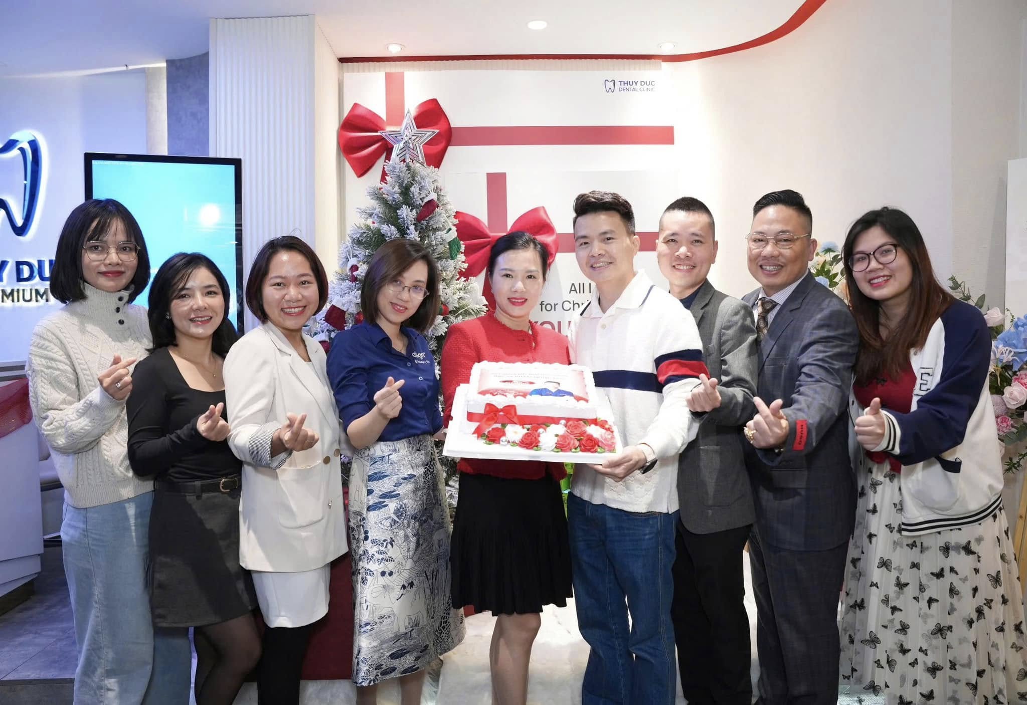 THUY DUC DENTAL CLINIC IS HONORED TO WELCOME THE INVISALIGN VIETNAM DELEGATION TO CONGRATULATE DR. PHAM HONG DUC ON ACHIEVEMENT OF RED DIAMOND RANK 1