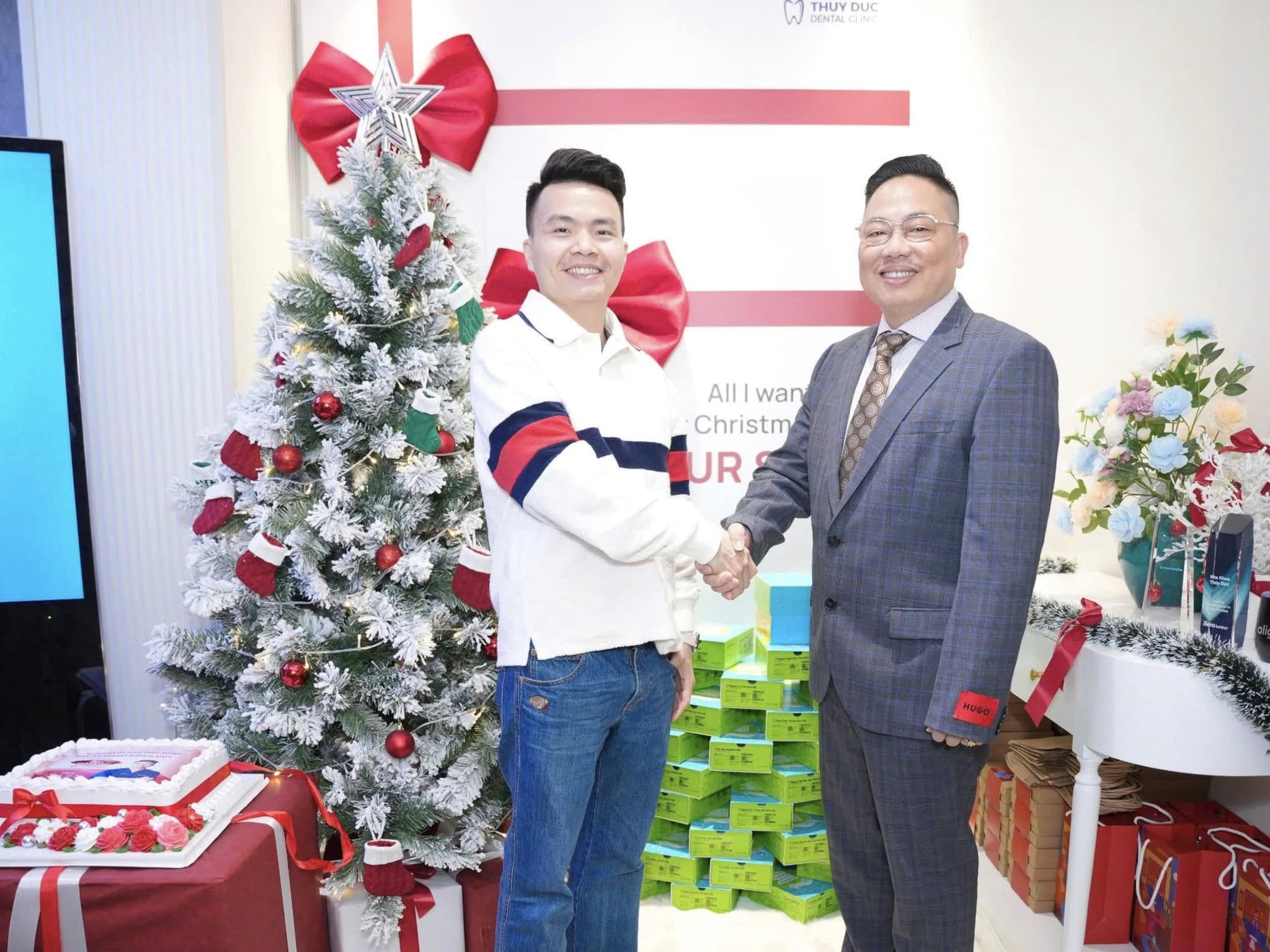 THUY DUC DENTAL CLINIC IS HONORED TO WELCOME THE INVISALIGN VIETNAM DELEGATION TO CONGRATULATE DR. PHAM HONG DUC ON ACHIEVEMENT OF RED DIAMOND RANK 4